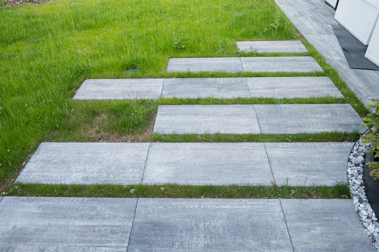 Natuurstenen pad omzoomd met siergrassen