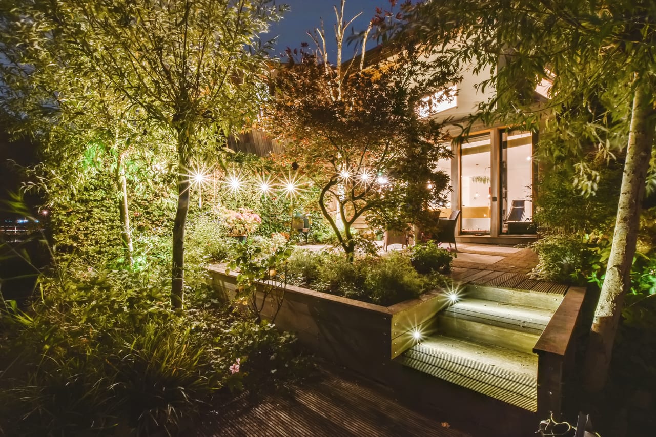 Terras en tuin 's avonds verlicht