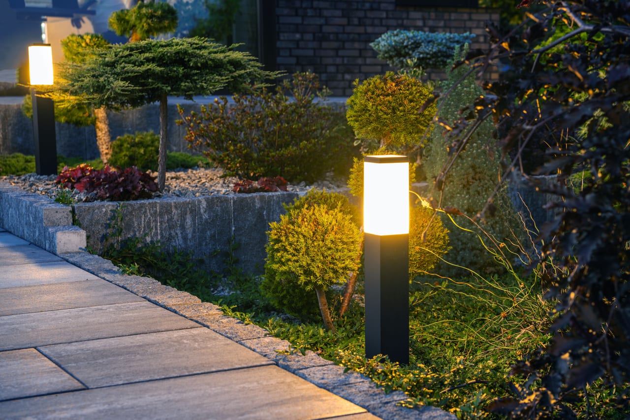 Verlicht tuinpad in de schemering