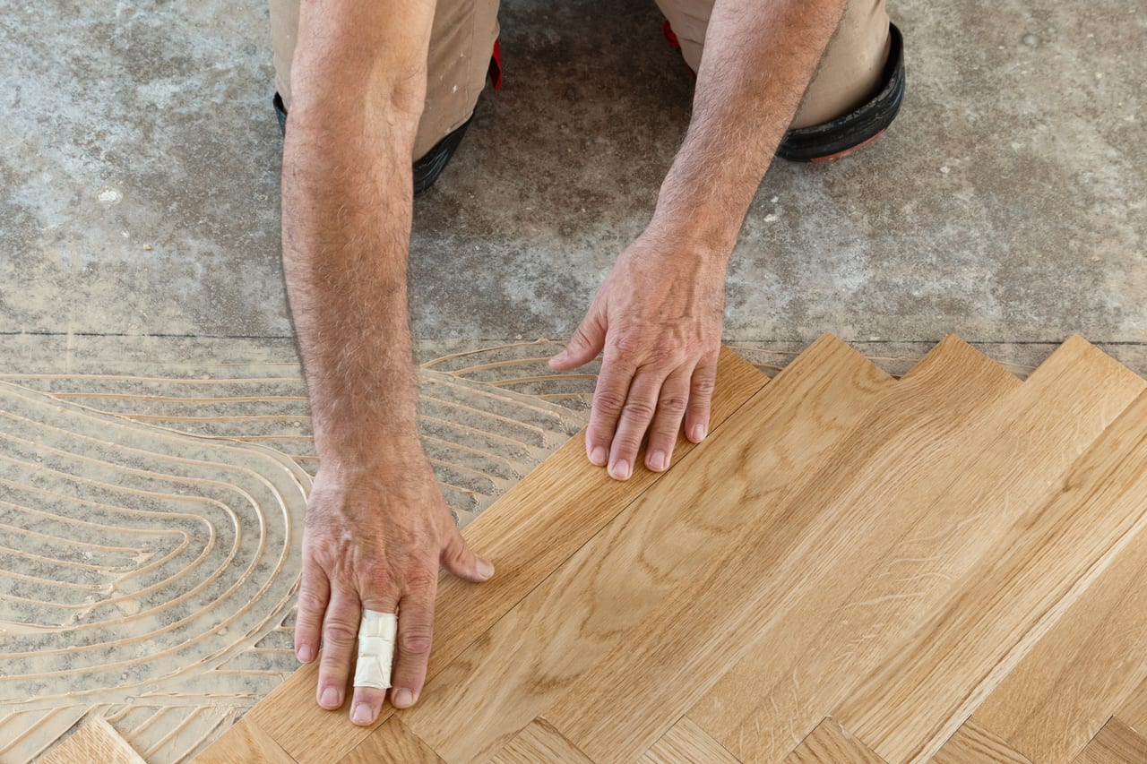 Pose d'un parquet en chevrons